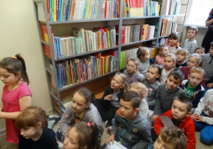 Przedszkolaki zagościły również w bibliotece szkolnej