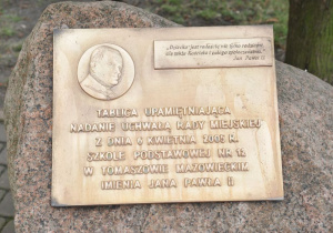 Tablica upamiętniająca nadanie szkole imienia Jana Pawła II