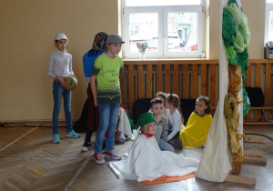dzieci z P7 podczas przygotowań do inscenizacji wiersza J. Tuwima Rzepka