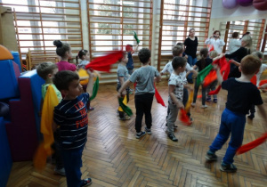 dzieci miały okazję uczestniczyć w warsztatach taneczno - ruchowych 