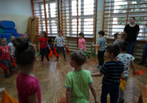przedszkolaki uczestniczą w warsztatach taneczno - ruchowych 