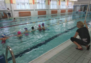 dzieci poznały tajniki pływania