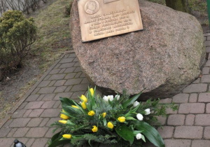 przy kamieniu pamiątkowym poświęconym Janowi Pawłowi II złożono kwiaty, zapalono znicze