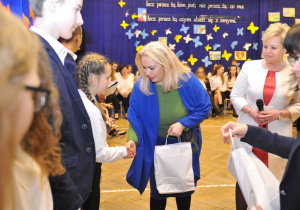 nagrodzenie uczniów biorących udział w szkolnych i pozaszkolnych konkursach związanych z życiem i nauczaniem Jana Pawła II