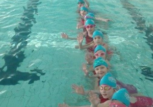 dzieci na pływalni