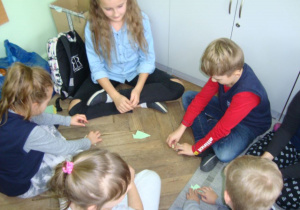 przedszkolaki wykonują zwierzątka z papieru