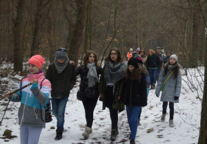 Uczniowie idą przez las