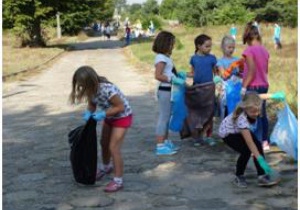 Uczniowie zbierają śmieci podczas akcji Sprzątania Świata