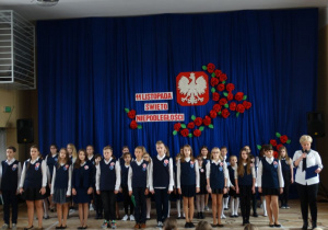 Uczniowie biorący udział a akademii upamiętniającej drogę odzyskania niepodległości przez Polskę