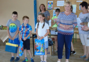 Nagrodzeni uczniowie z Panią Dyrektor Zespołu Szkolno - Przedszkolnego nr 2 w Tomaszowie Mazowieckim