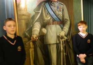 Przed obrazem Józefa Piłsudskiego