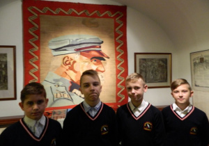 uczniowie z Litwy na tle postaci Józefa Piłsudskiego