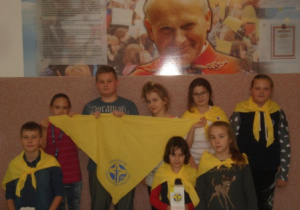 Zdjęcie uczniów na I piętrze pod tablicą Patrona Jana Pawła II