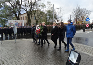 Dyrekcja wraz z nauczycielami z Litwy i delegacja uczniów składa wiązankę kwiatów