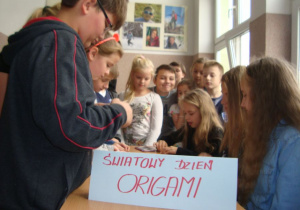 Tego dnia na szkolnych korytarzach przedstawiciele Samorządu Uczniowskiego uczyli chętnych uczniów wykonania zwierzątek z Orgiami.