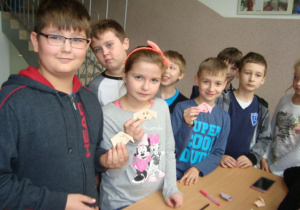 Tego dnia na szkolnych korytarzach przedstawiciele Samorządu Uczniowskiego uczyli chętnych uczniów wykonania zwierzątek z Orgiami.