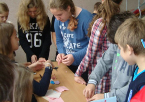 Tego dnia na szkolnych korytarzach przedstawiciele Samorządu Uczniowskiego uczyli chętnych uczniów wykonania zwierzątek z Orgiami