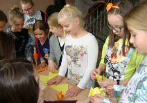Tego dnia na szkolnych korytarzach przedstawiciele Samorządu Uczniowskiego uczyli chętnych uczniów wykonania zwierzątek z Orgiami