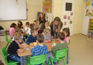 Uczennice klasy 5c uczyły sztuki Origami przedszkolaków z Tęczowej Akademii, uczniów klas I-III oraz dzieci z Przedszkola nr 7