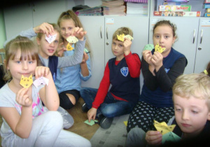 Uczennice klasy 5c uczyły sztuki Origami przedszkolaków z Tęczowej Akademii, uczniów klas I-III oraz dzieci z Przedszkola nr 7