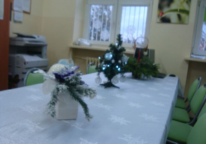 Stroiki świąteczne na stole w pokoju nauczycielskim