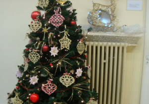 Pięknie ubrane drzewko świąteczne w ozdobne gwaiazdy