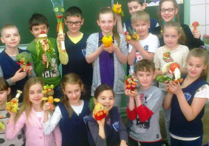 Uczniowie SP 12 z kukiełkami z warzyw i owoców