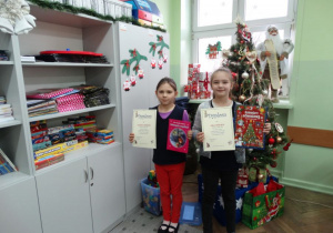 Laureatki szkolnego konkursu „Mój ulubiony bohater książkowy”