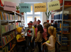 Obchody Dnia Postaci z Bajek w bibliotece szkolnej