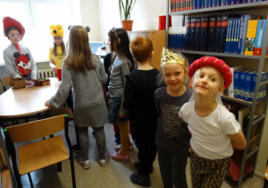 uczniowie w bajkowej scenerii biblioteki szkolnej 