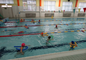 Zajęcia na pływalni szkolnej