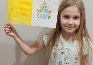 Dzieci przygotowały flagę papieską