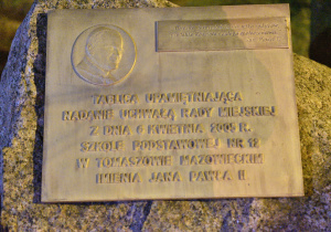 Tablica upamiętniająca nadanie Szkole Podstawowej nr 12 imienia Jana Pawła II