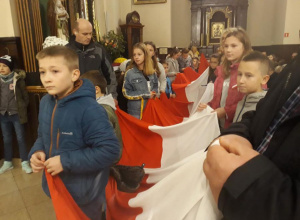 Uroczyste wniesienie flagi do kościoła św. Antoniego