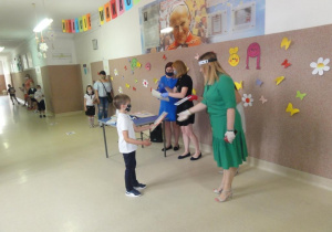Wychowawczynie wraz z Dyrekcją rozdawały dzieciom dyplomy na korytarzu szkolnym