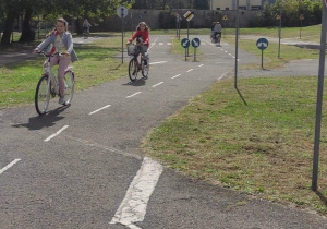 praktyczna nauka jazdy na rowerze po miasteczku rowerowym