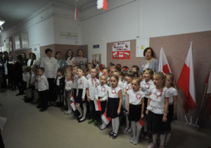 przedszkolaki śpiewają hymn