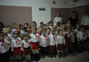 razem z przedszkolakami uczniowie SP12 śpiewają hymn