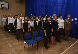 Dyrekcja szkoły wraz z przedstawicielami Rady Rodziców i zaproszonymi gośćmi oraz uczniami uczestniczą w śpiewaniu hymnu narodowego