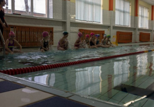 Uczniowie SP 12 podczs zajęć na pływalni