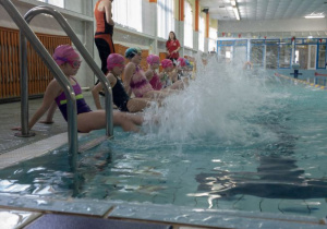 Uczniowie SP 12 z nauczycielką podczs zajęć na pływalni